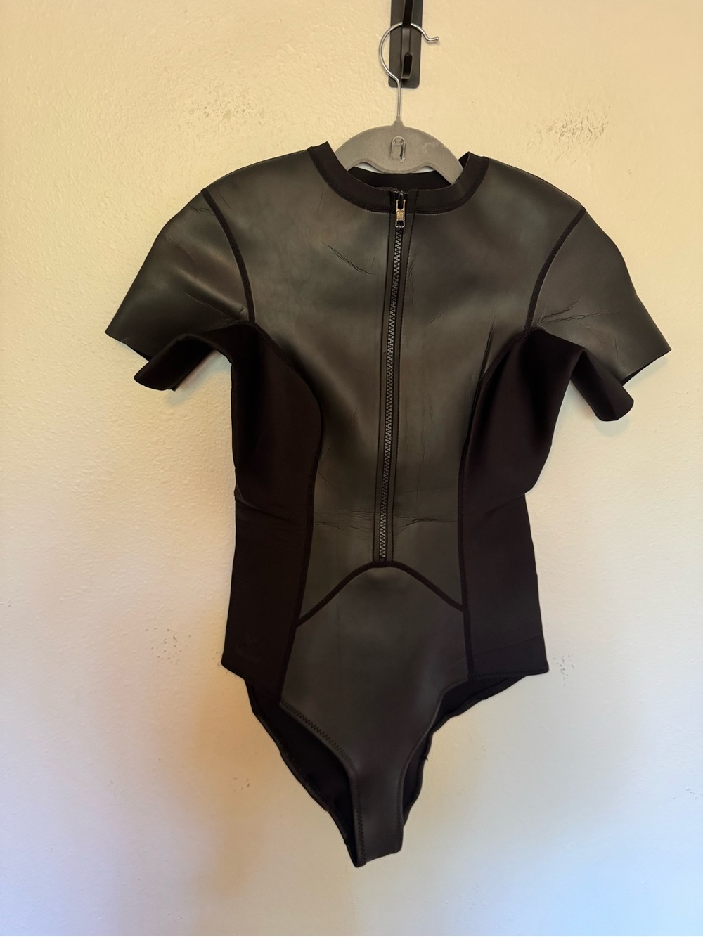 Level Six Sally Womens Neoprene One Piece Swimsuit Black Short Sleeve 1.2MM EUC - Picture 2 of 9